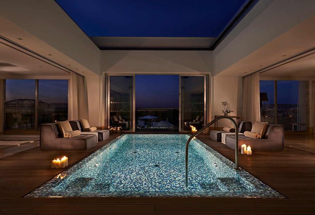 hoteis-com-piscina-quarto-conrad-algarve-roof-guarden-suite-piscina-noite